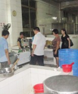 我公司為陽春四中飯堂提供洗菜切菜設備