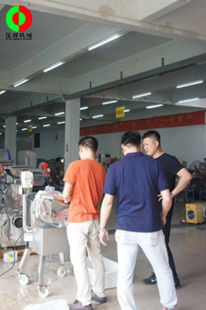 瓜果三維切丁機(jī)測(cè)試效果滿(mǎn)意，客戶(hù)付款購(gòu)買(mǎi)隨車(chē)運(yùn)走！